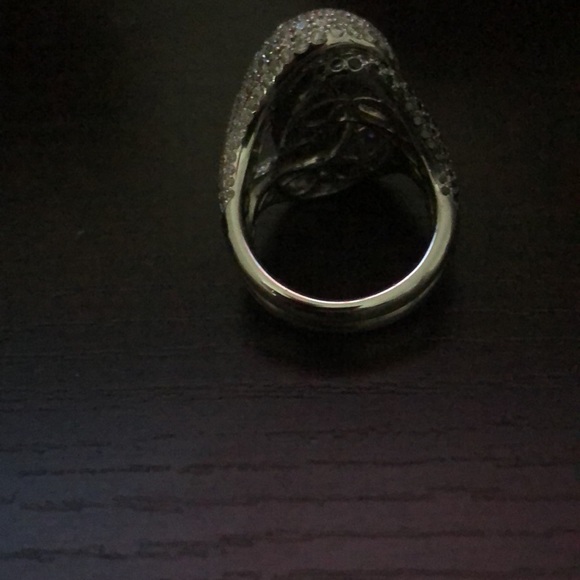 18 k white gold , hand designed with 2 k of white Diamonds and black diamonds - Picture 3 of 4